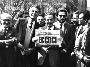 Enrico Berlinguer con l’Unità