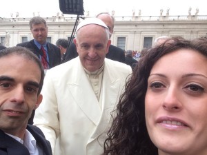 Il selfie di Veronica Iannicelli e Pasquale Golia con Papa Francesco