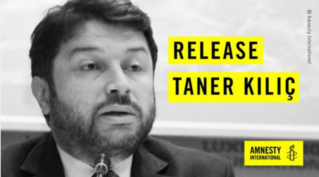 Il manifesto di Amnesty per la liberazione del presidente di Amnesty Turchia Taner Kilic